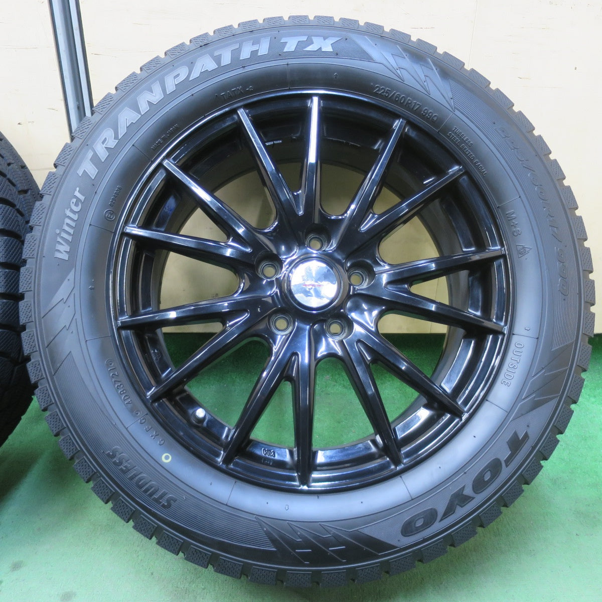 バリ溝！キレイ！9.5分以上★スタッドレス 225/60R17 トーヨー ウインター トランパス TX VELVA SPORT ヴェルヴァ スポーツ 17インチ PCD114.3/5H★6012002イス
