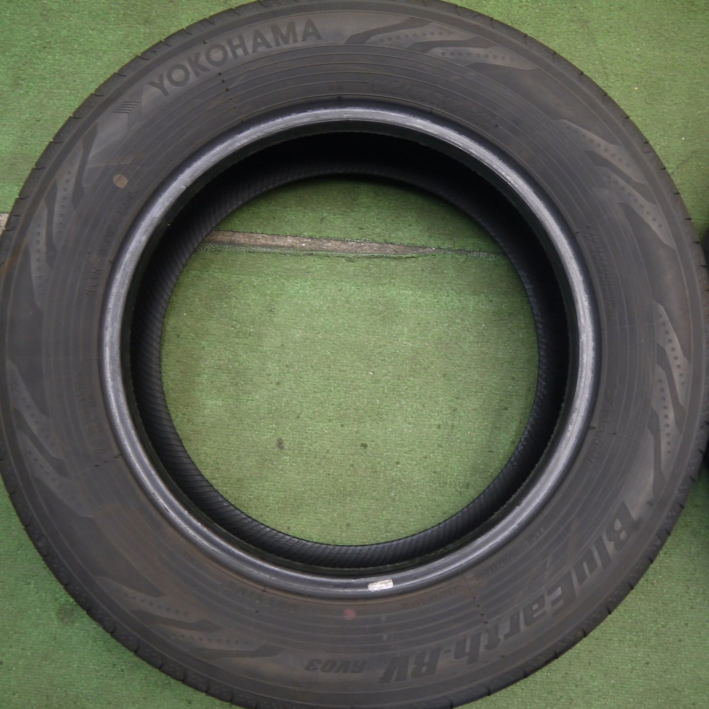 バリ溝！24年！9.5分★195/65R15 ヨコハマ BluEarth-RV RV03 ブルーアース 15インチ タイヤ プリウス ノア ヴォクシー ステップワゴン 等★6060208Hノ