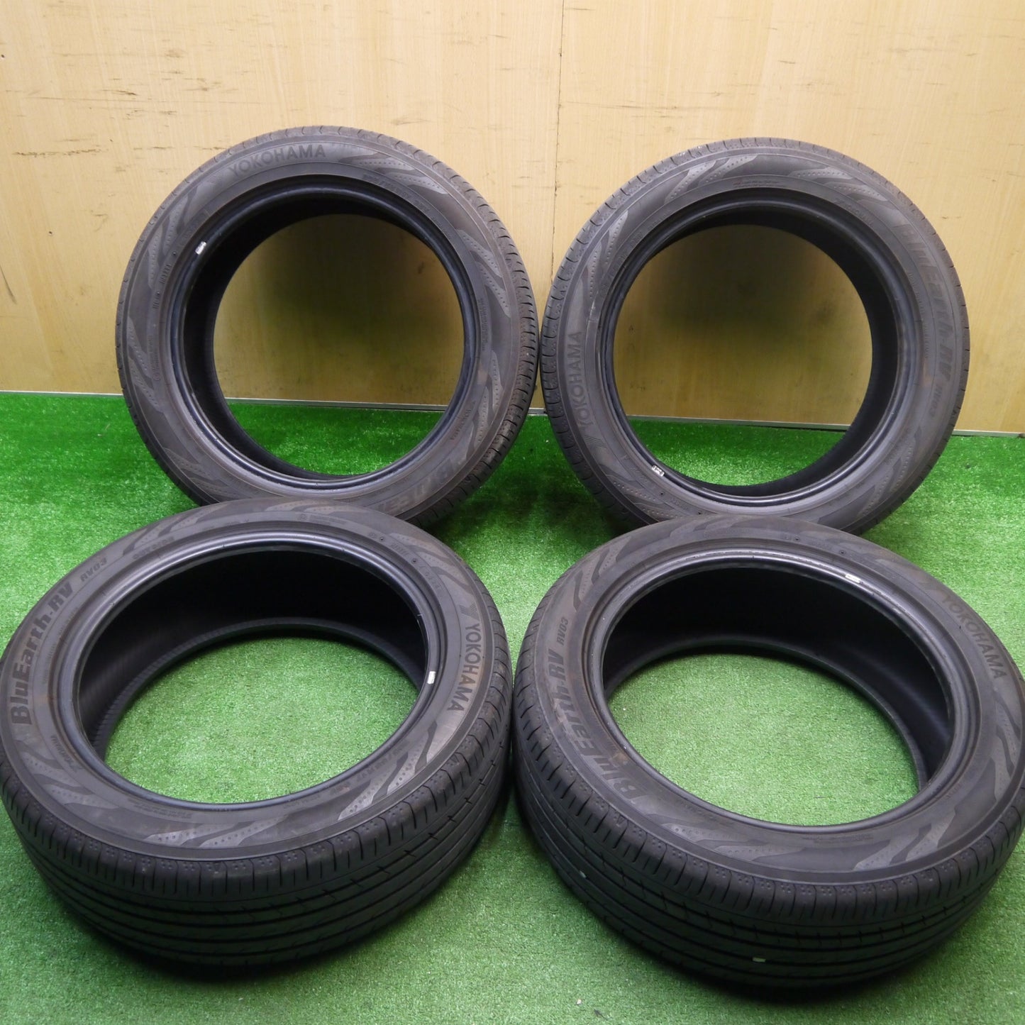 バリ溝！24年！9.5分★205/55R17 ヨコハマ BluEarth-RV RV03 ブルーアース タイヤ 17インチ ノア ヴォクシー ステップワゴン 等★5110501Hノタ