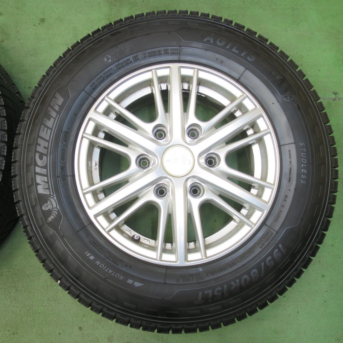バリ溝！23年！9.5分★スタッドレス 195/80R15 107/105R ミシュラン AGILIS X-ICE Granverd グランヴァード 15インチ PCD139.7/6H★6011609イス