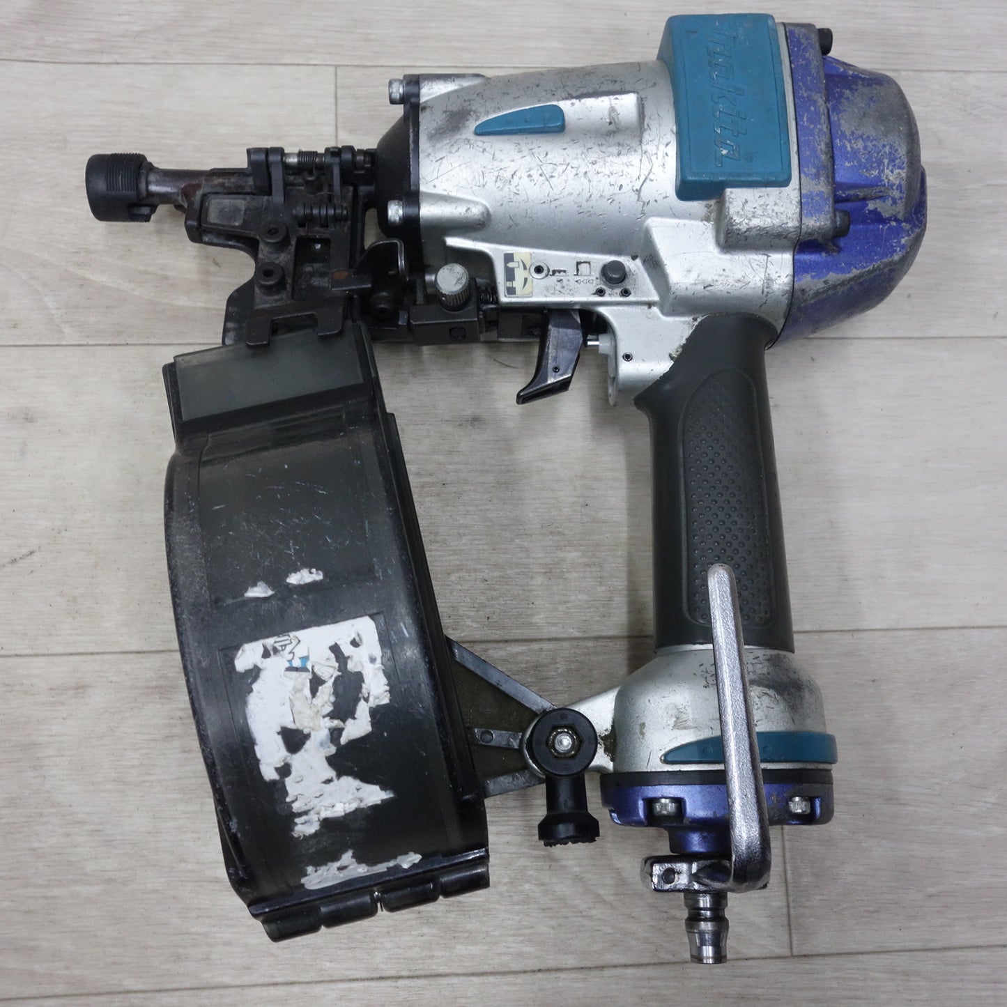 [送料無料] ◆マキタ サイディング用 50mm 常圧 エア 釘打ち機 AN552 ケース付き エア 工具 ①◆