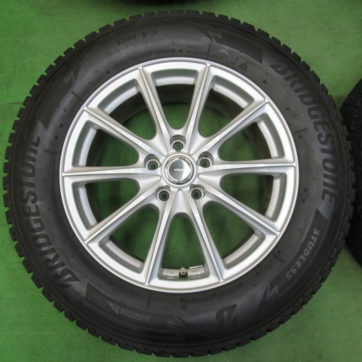 バリ溝！キレイ！9分★スタッドレス 225/65R17 ブリヂストン ブリザック DM-V3 ECO FORME エコフォルム 17インチ PCD114.3/5H★5011708イス