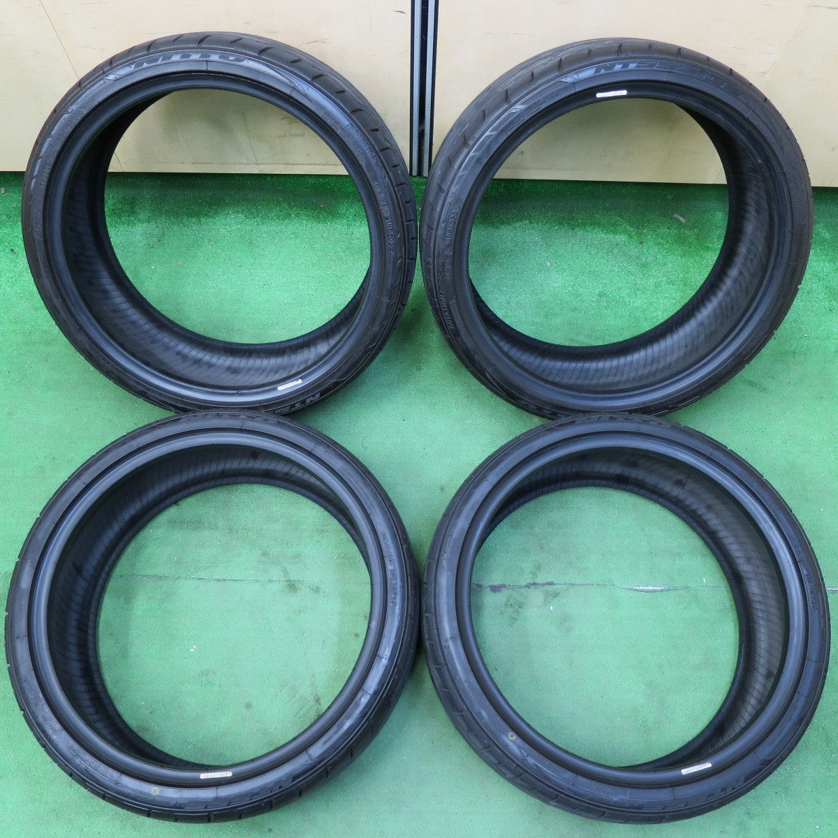 *送料無料* 23年！ほぼ未使用★225/35R19 ニットー NT555 G2 タイヤ 19インチ ベンツ Cクラス BMW 3シリーズ 等★4072903イノタ