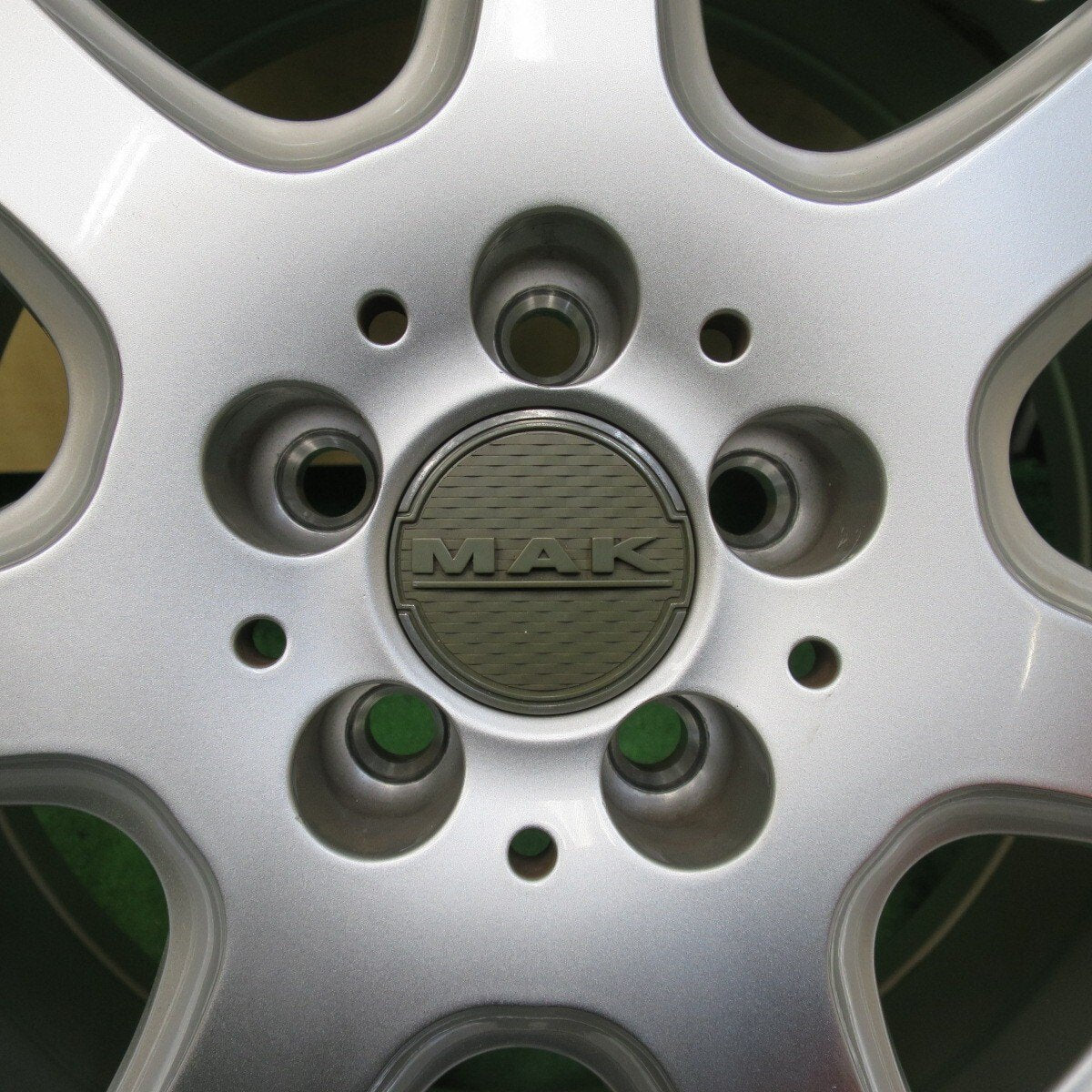 バリ溝！9.5分☆ワーゲン 等 MAK DOLOMITI 195/50R16 スタッドレス