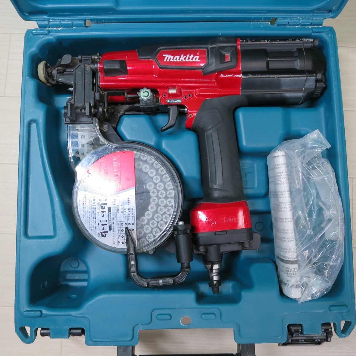 [送料無料] キレイ☆マキタ 41mm 高圧 エア ビス打ち機 AR411HR 赤 ケース付き エア 工具☆