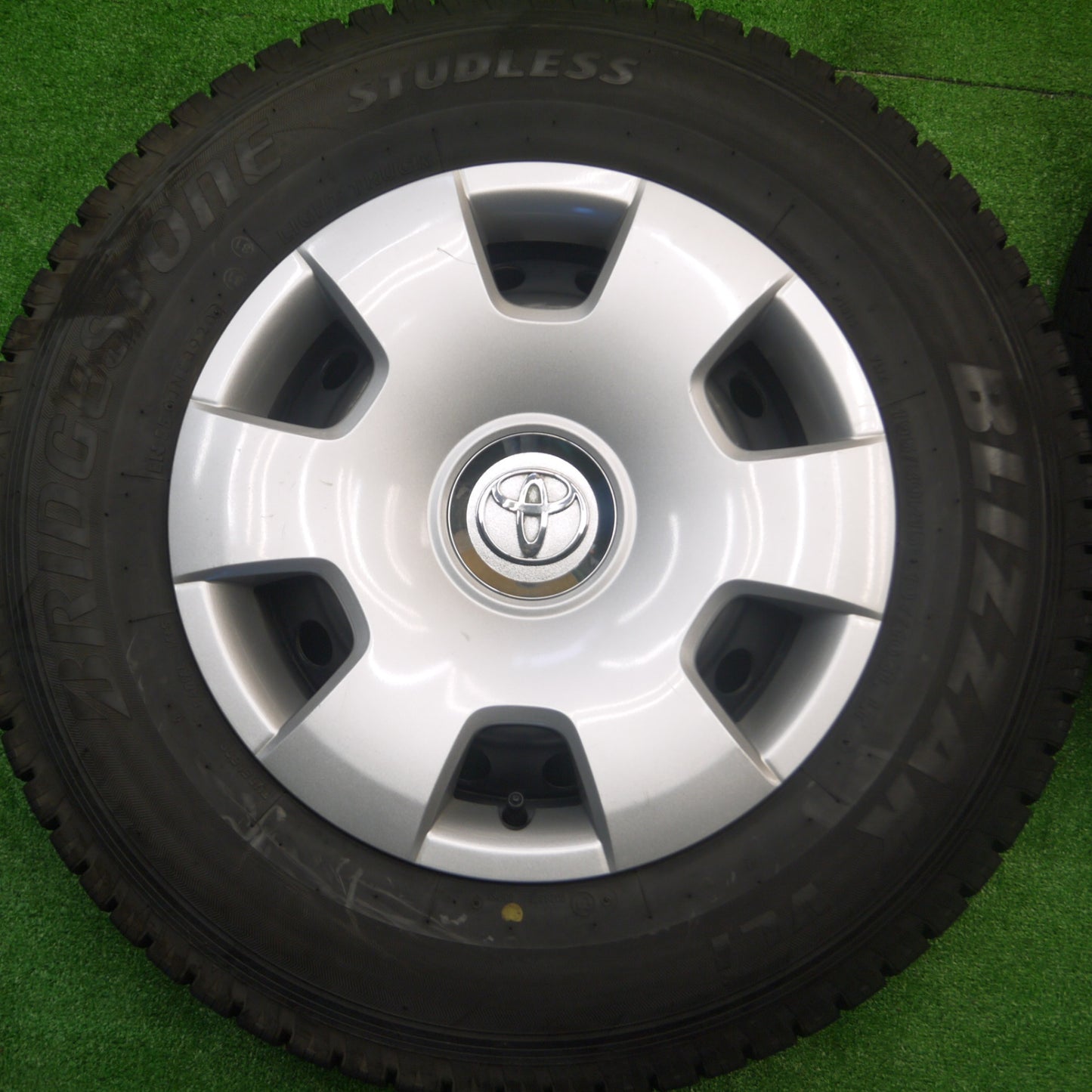 *送料無料* バリ溝！20年！9.5分★トヨタ 200系 ハイエース 純正 スチール 195/80R15 スタッドレス ブリヂストン ブリザック VL1 PCD139.7/6H★4082804Hノ