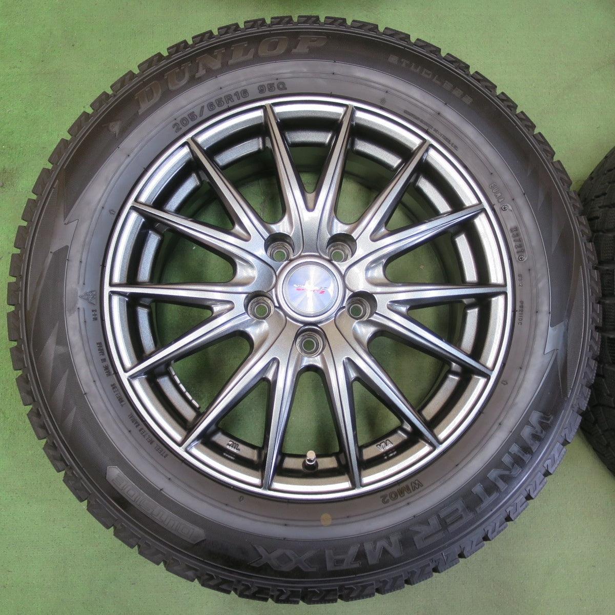 バリ溝！21年！キレイ！8.5分★スタッドレス 205/65R16 ダンロップ ウインターマックス WM02 VELVA SPORTZ ヴェルヴァ 16インチ PCD114.3/5H★5110808イス