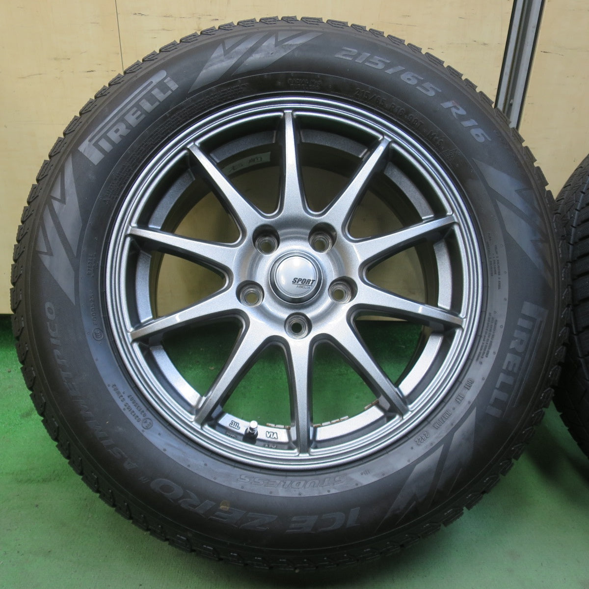 バリ溝！22年！キレイ！8.5分★スタッドレス 215/65R16 ピレリ アイスゼロ アシンメトリコ SPORT ABELIA スポルト アベリア 16インチ PCD114.3/5H★6032502イス