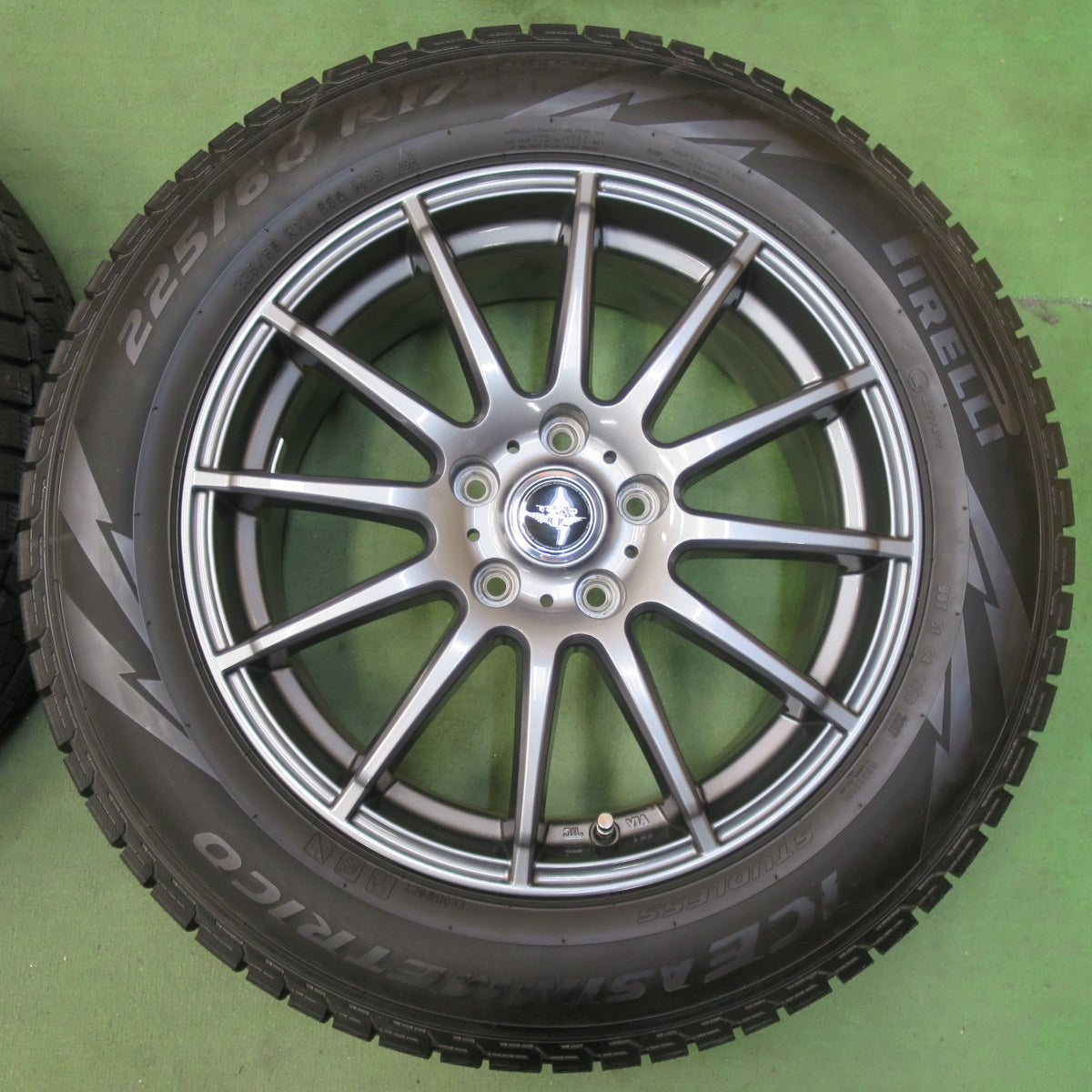 超バリ溝！キレイ！9.5分以上★スタッドレス 225/60R17 ピレリ アイスアシンメトリコ TEAD テッド 17インチ PCD114.3/5H★5110709イス