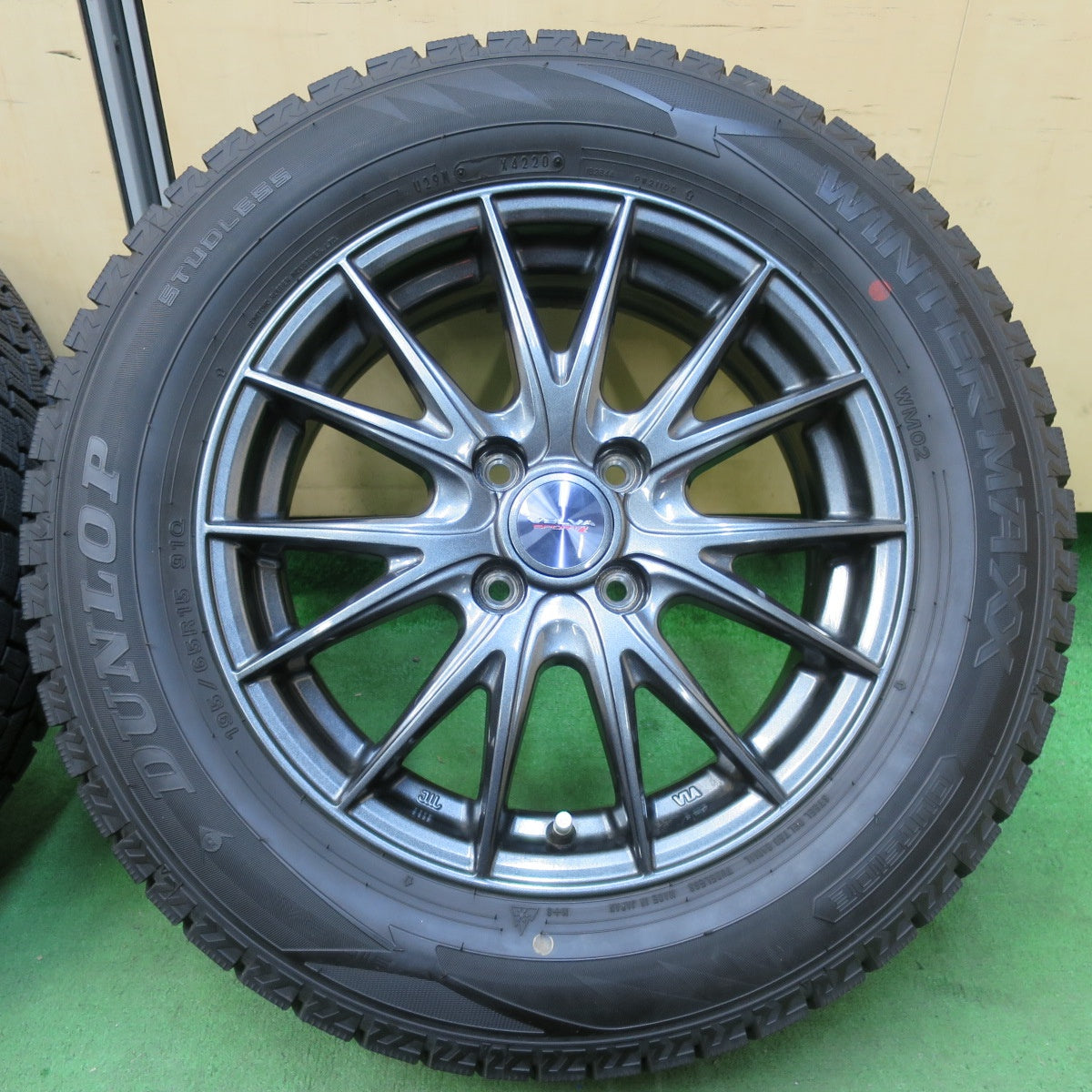 [送料無料] バリ溝！9.5分★スタッドレス 195/65R15 ダンロップ ウインターマックス WM02 VELVA SPORTZ ヴェルヴァ 15インチ PCD100/4H★5010807イス