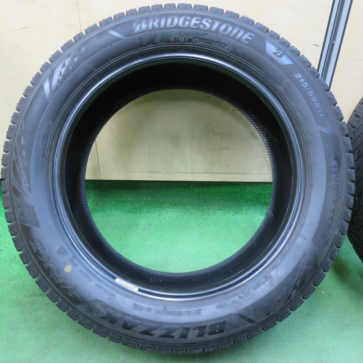 バリ溝！23年！ほぼ10分★スタッドレス 215/55R17 ブリヂストン ブリザック VRX3 タイヤ 17インチ ヴェゼル カムリ エスティマ 等★5021422イスタ