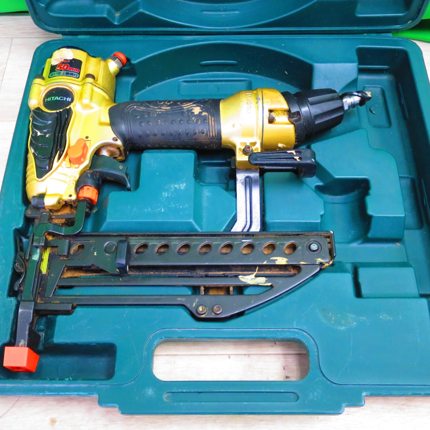 [送料無料] ☆日立工機 HITACHI フロア用 高圧タッカ N 5004HMF 50mm ケース付き 電動 工具 DIY エアーツール 空打防止機構付☆