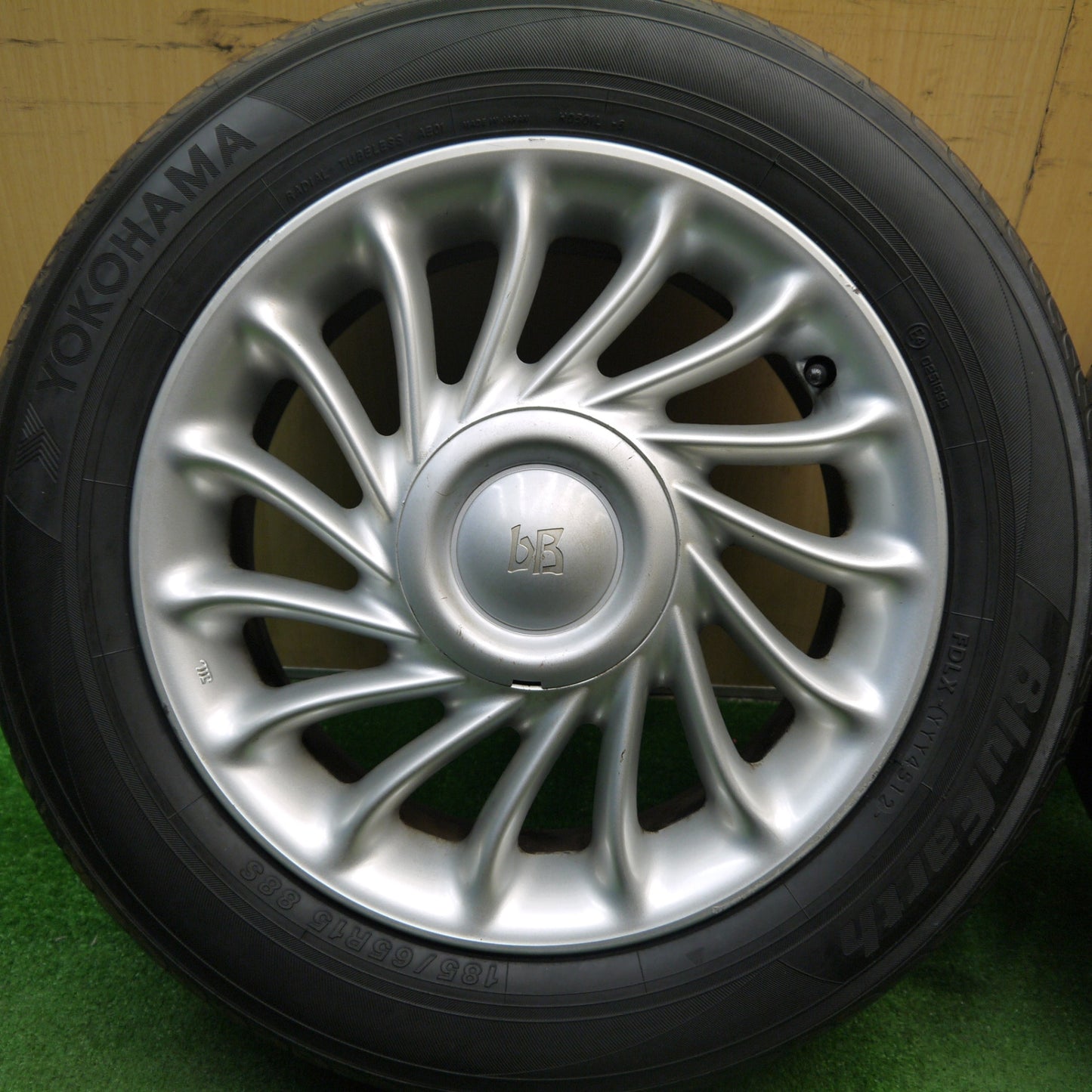 [送料無料] バリ溝！9分★トヨタ bB 純正 185/65R15 ヨコハマ ブルーアース AE01 15インチ PCD100/4H★5040702Hノ