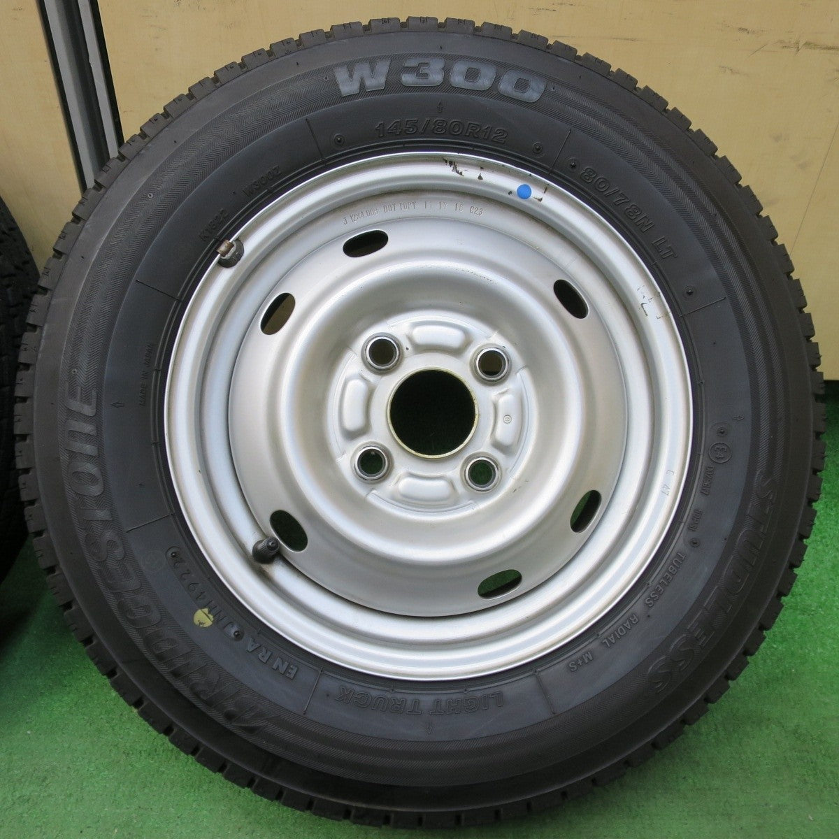 バリ溝！22年！9分★スタッドレス 145/80R12 80/78N ブリヂストン W300 TOPY スチール 12インチ PCD100/4H★5011811イス