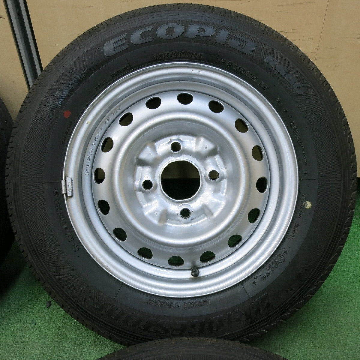 [送料無料] バリ溝！24年！キレイ！ほぼ10分★165/80R14 91/90N 97/95N ブリヂストン エコピア R680 スチール 14インチ PCD114.3/4H★4122713SYノ