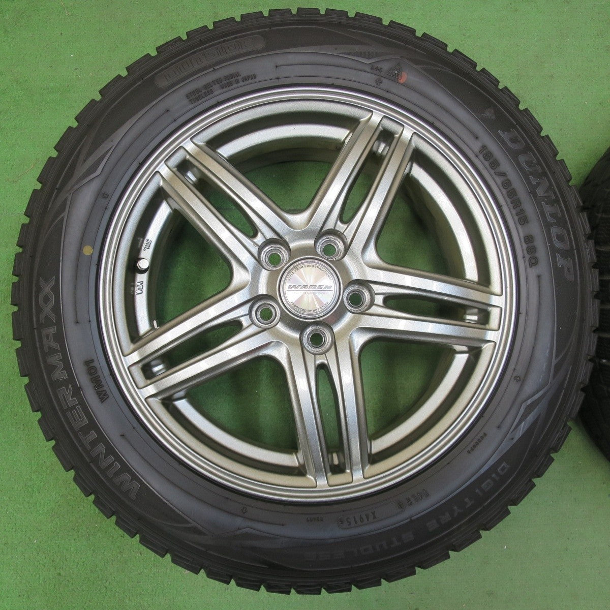 バリ溝！キレイ！9分★プリウス 等 185/65R15 スタッドレス ダンロップ ウインターマックス WM01 WAREN ヴァーレン 15インチ PCD100/5H★5021102イス