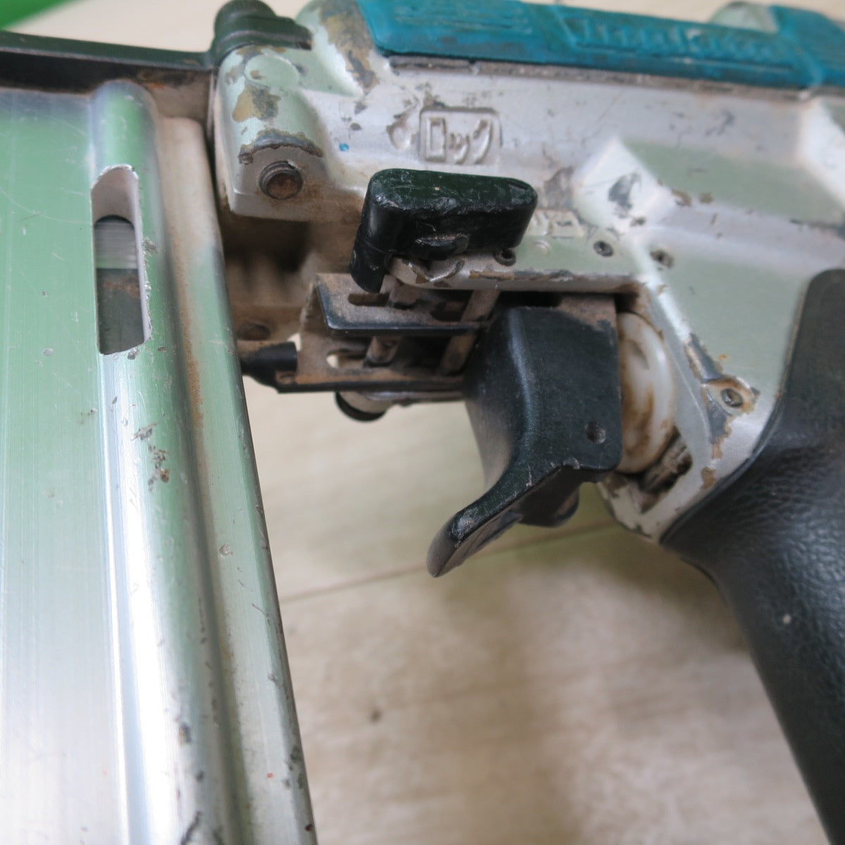 [送料無料] ☆マキタ 常圧 エア タッカー AT425A エアー ツール 工具 ネイラ 釘打機 釘打ち機 makita☆