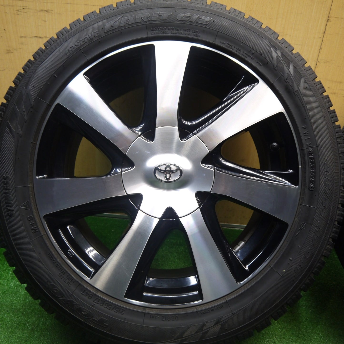 バリ溝！22年！9.5分以上★トヨタ MIRAI ミライ 純正 215/55R17 スタッドレス トーヨー オブザーブ ガリット GIZ 17インチ PCD114.3/5H★6010904Hス