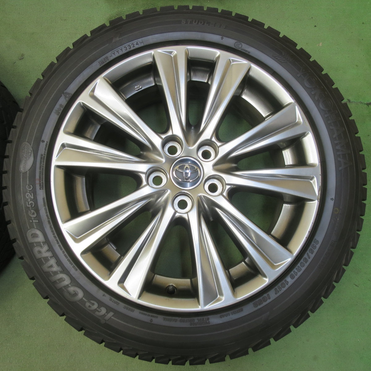 バリ溝！24年！ほぼ10分◎トヨタ 30系 アルファード ヴェルファイア 純正 235/50R18 スタッドレス ピレリ アイス アシンメトリコ ヨコハマ アイスガード iG52C 18インチ PCD114.3/5H◎6081907イス