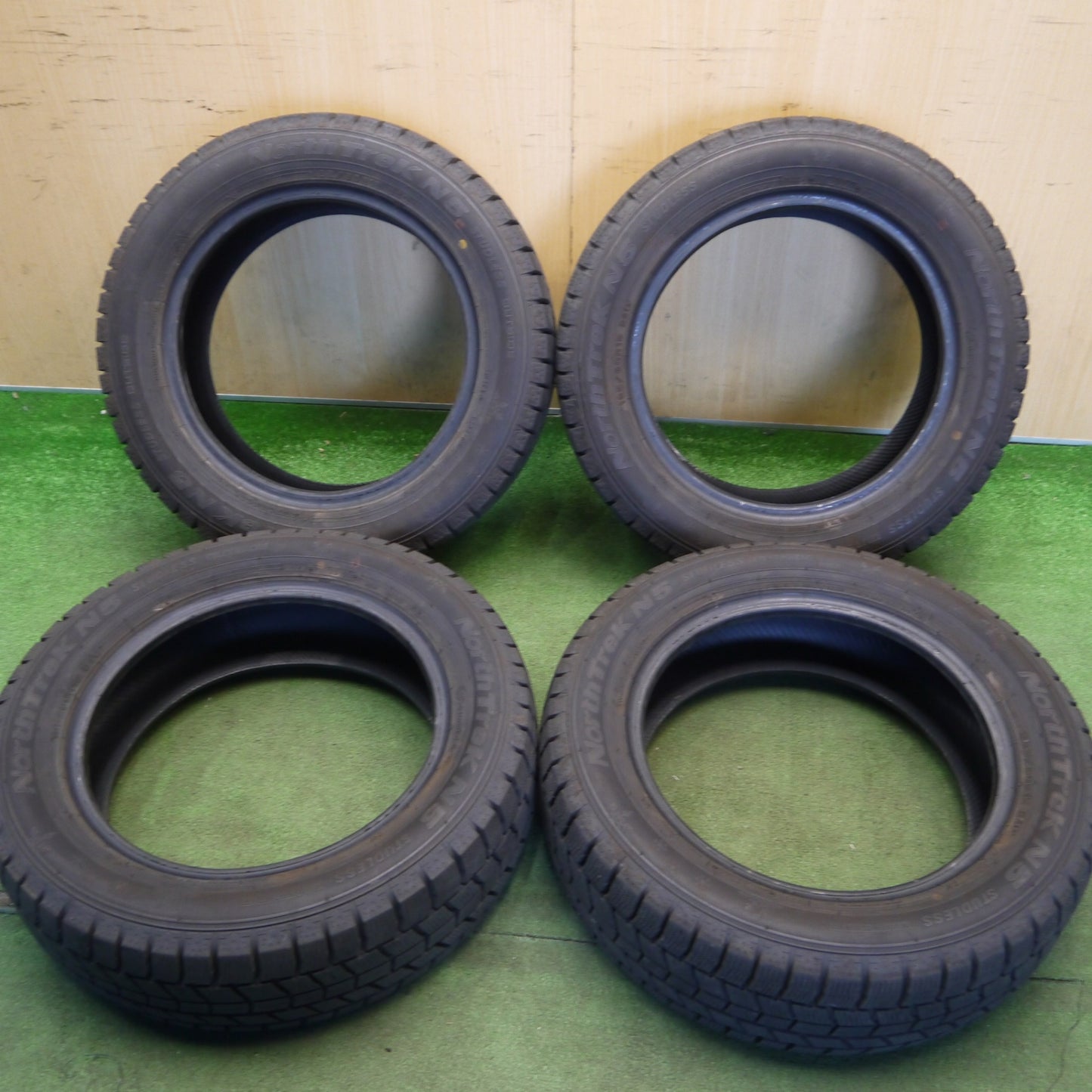 バリ溝！24年！9.5分以上★スタッドレス 185/60R15 オートバックス ノーストレック N5 タイヤ 15インチ ヴィッツ ヤリス カローラフィールダー フィット スイフト 等★6051805Hスタ