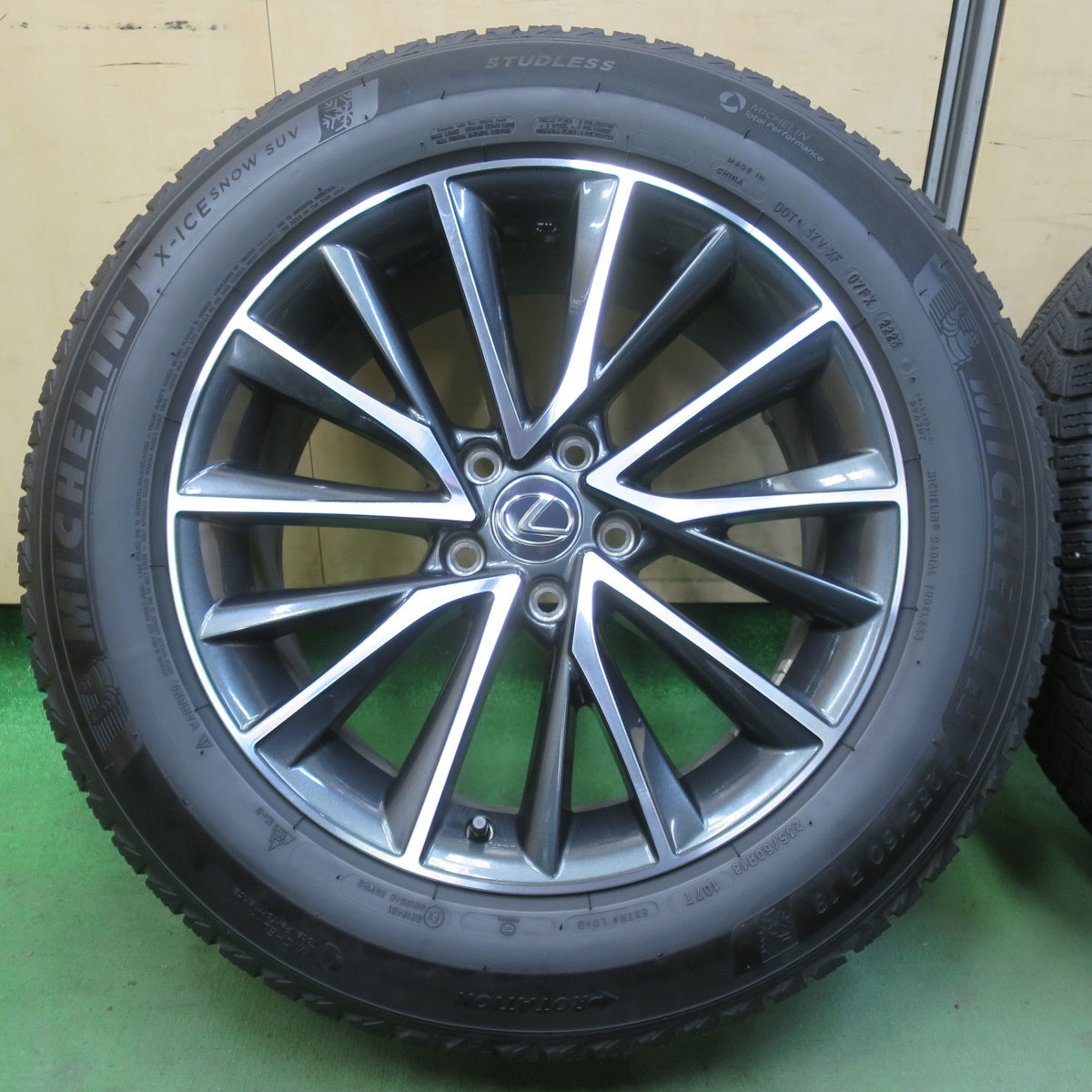キレイ！23年★レクサス NX バージョンL 純正 235/60R18 スタッドレス ミシュラン X-ICE SNOW SUV 18インチ PCD114.3/5H★6042804イス