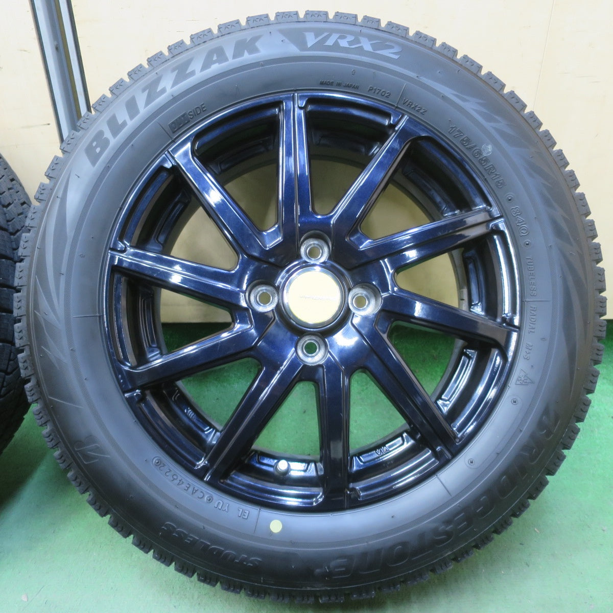 バリ溝！22年！キレイ！8.5分◎スタッドレス 175/65R15 ブリヂストン ブリザック VRX2 AIRBERG エアベルグ 15インチ PCD100/4H◎6072307イス