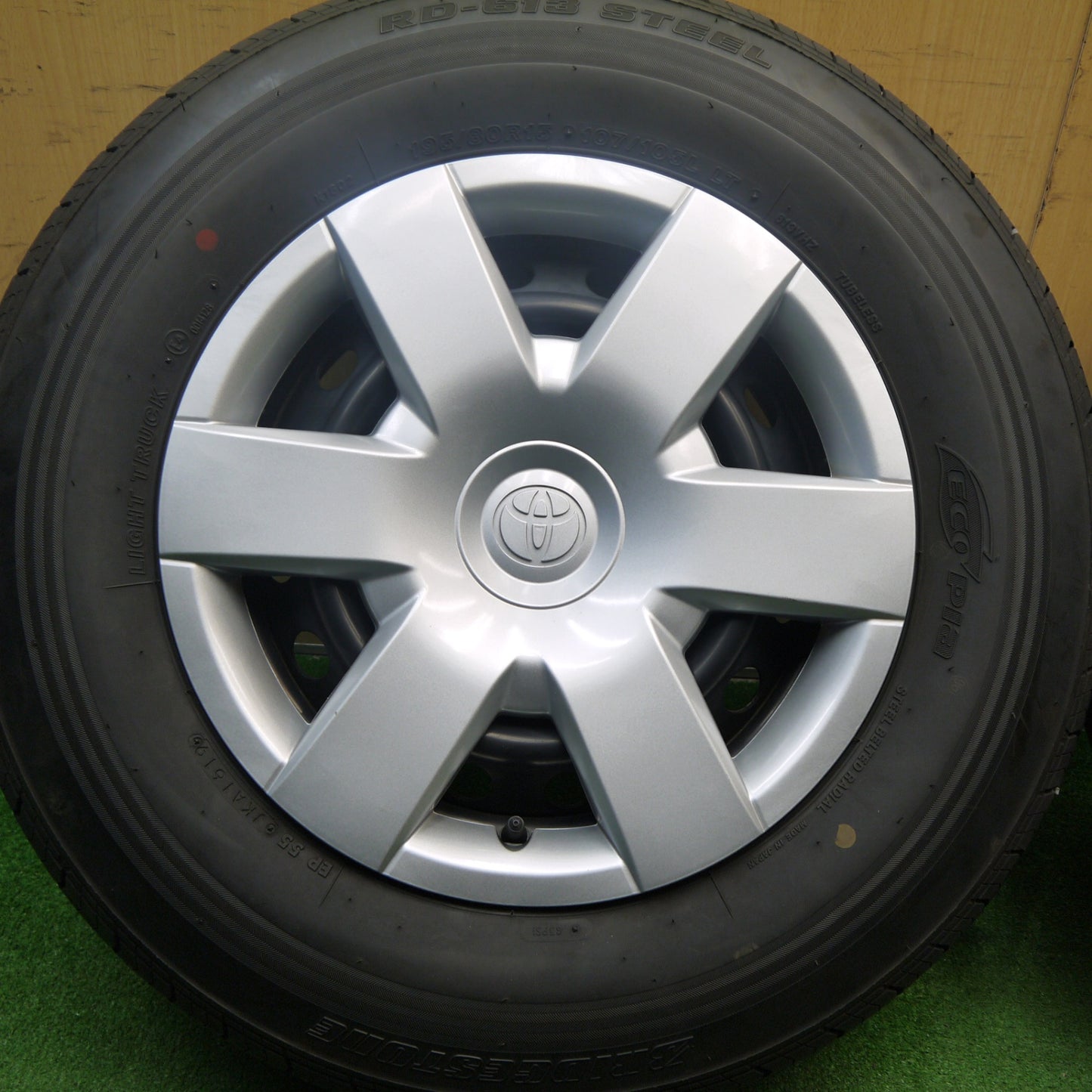 [送料無料] バリ溝！キレイ！9.5分以上★トヨタ 200系 ハイエース 純正 スチール 195/80R15 107/105L ブリヂストン RD-613 STEEL 15インチ PCD139.7/6H★5031405Hノ