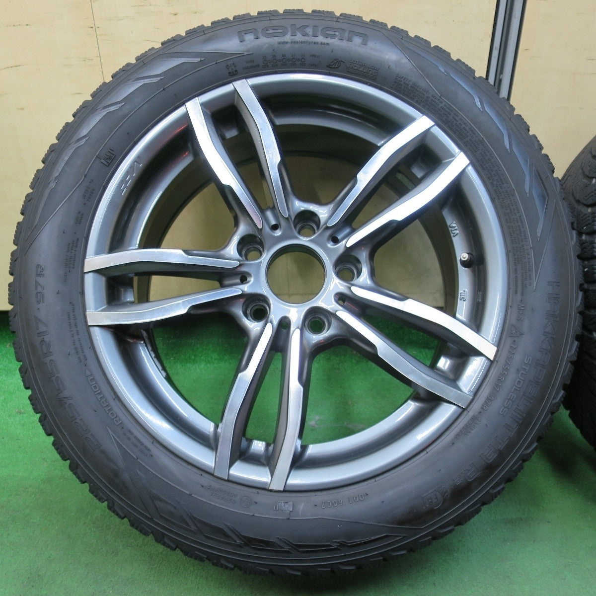 キレイ★BMW 等 MAK MFF 225/55R17 スタッドレス ノキアン ハッカペリッタ R2 FRT 17インチ PCD120/5H★4121409イス