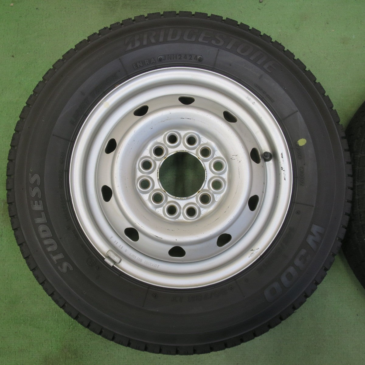 バリ溝！24年！8.5分★スタッドレス 145/80R12 80/78N ブリヂストン W300 TOPY スチール ホイール 12インチ PCD100 110 114.3/4H マルチ★6041806イス