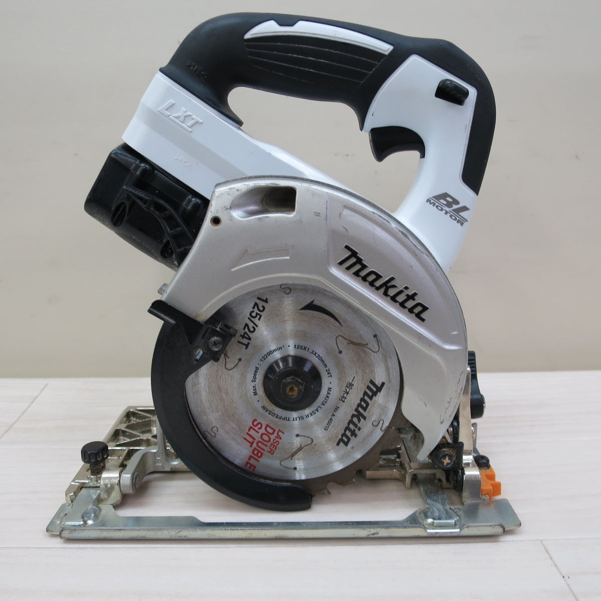 [送料無料] ☆マキタ 125mm 充電式 マルノコ HS470D 電動 工具 切断機 makita 14.4V 木工用 丸のこ 丸ノコ 丸鋸☆