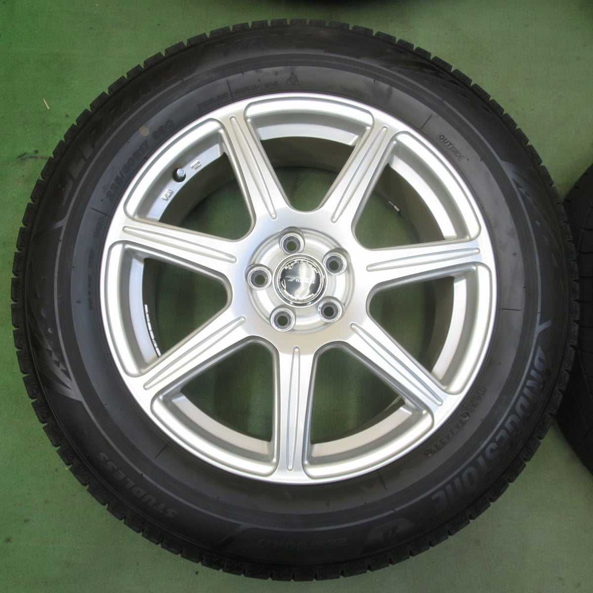 バリ溝！22年！キレイ！9.5分以上◎XV フォレスター 等 225/60R17 スタッドレス ブリヂストン ブリザック VRX3 TOPRUN トップラン 17インチ PCD100/5H◎6093010イス