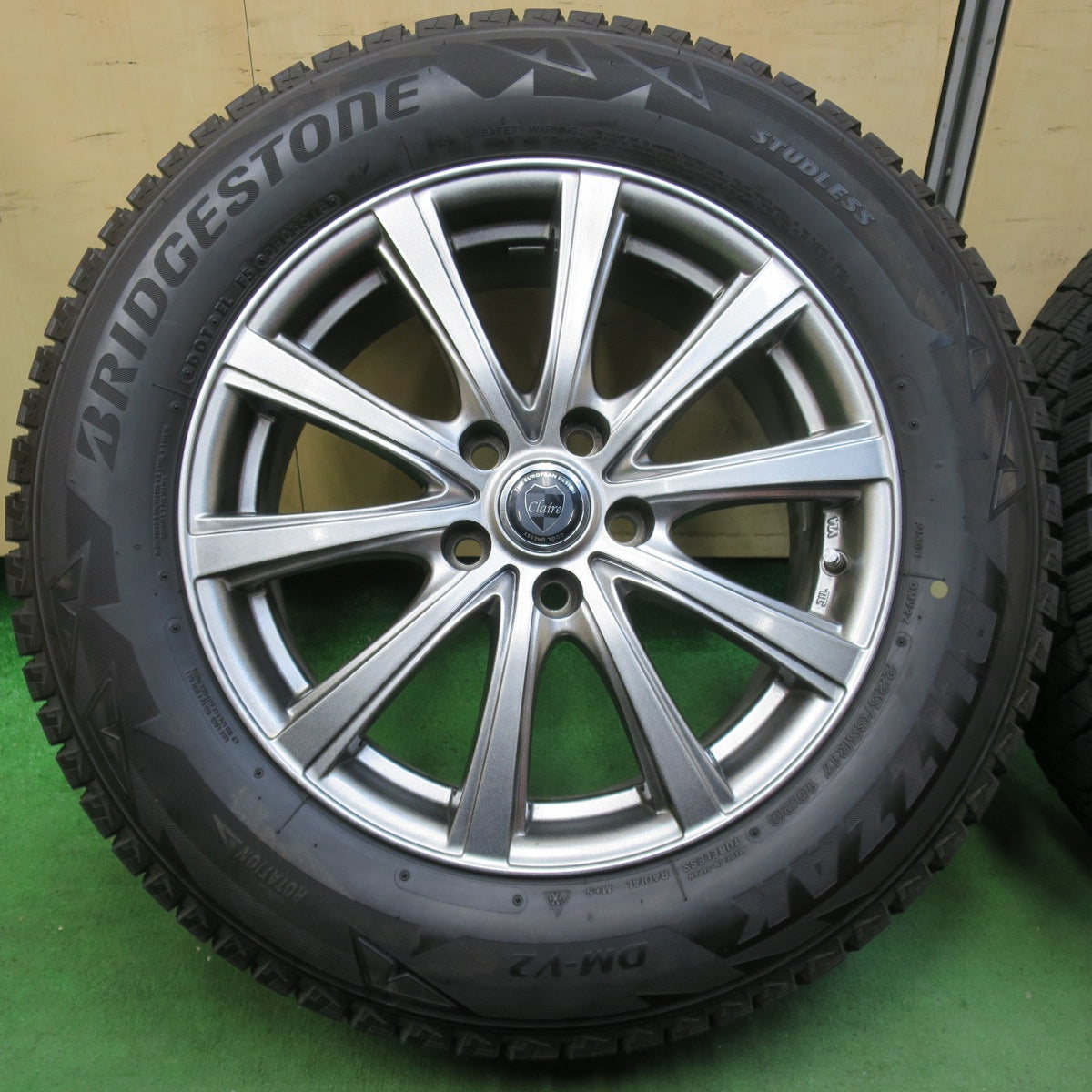[送料無料] バリ溝！キレイ！9分★スタッドレス 225/65R17 ブリヂストン ブリザック DM-V2 Claire クレール 17インチ PCD114.3/5H★5011609イス