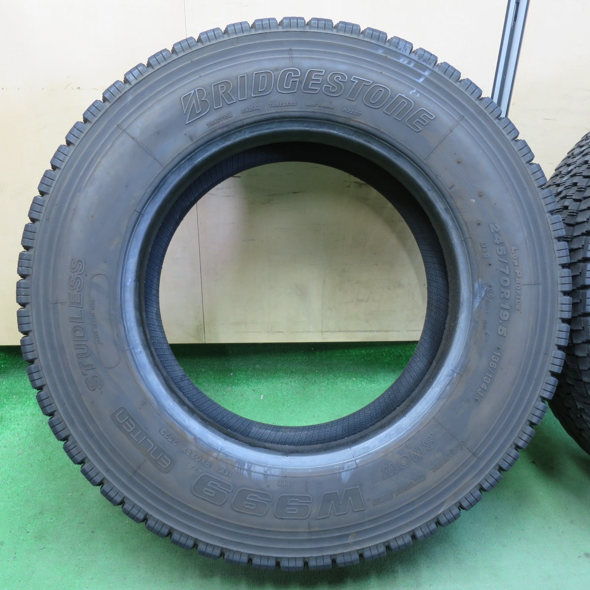 バリ溝！24年！9.5分！2本★トラック タイヤ 245/70R19.5 136/134J スタッドレス ブリヂストン W999 19.5インチ★5052607イスタ