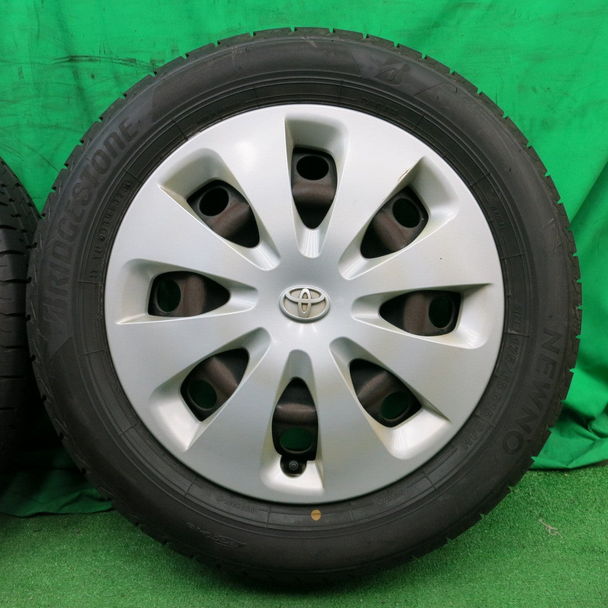 *送料無料* 超バリ溝！23年！ほぼ10分★トヨタ NHP10 アクア 純正 スチール 175/65R15 ブリヂストン NEWNO エコピア PCD100/4H★4052803ナノ