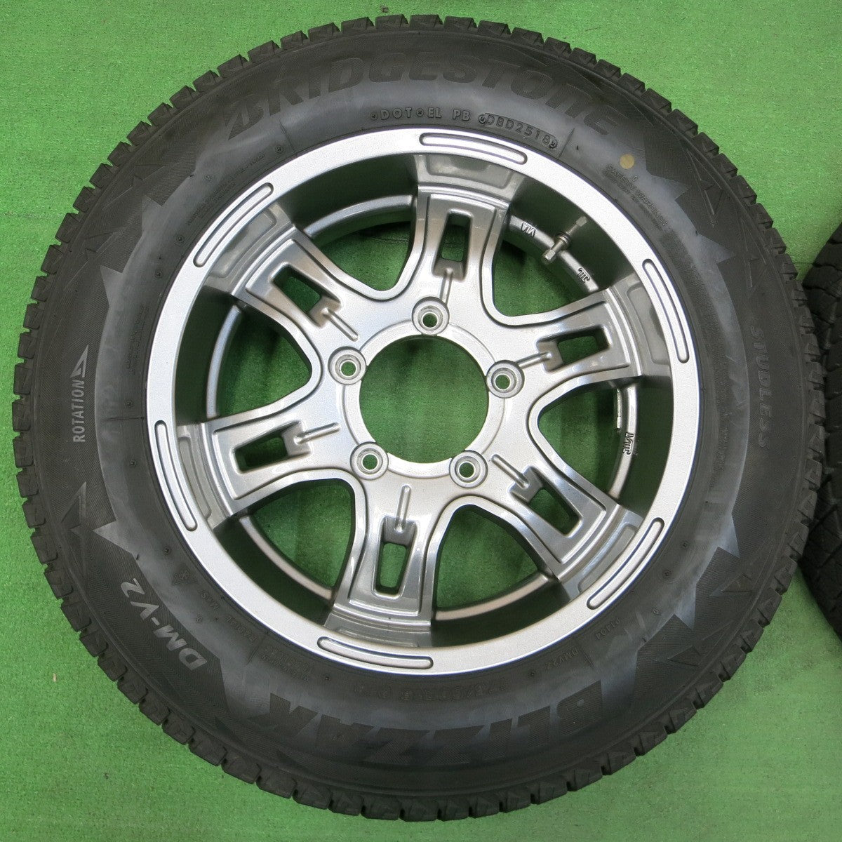 *送料無料* キレイ★ジムニー等 175/80R16 スタッドレス ブリヂストン ブリザック DM-V2 社外 アルミ 16インチ PCD139.7/5H★4051609イス