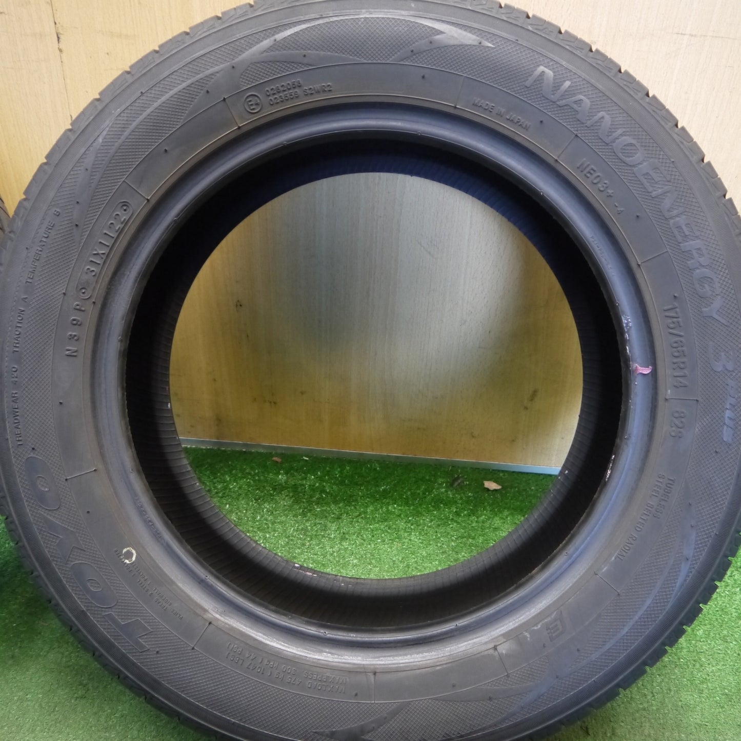 バリ溝！22年！9.5分★175/65R14 トーヨー ナノエナジー3 プラス タイヤ 14インチ ヴィッツ フィット キューブ デミオ 等★6061512Hノタ