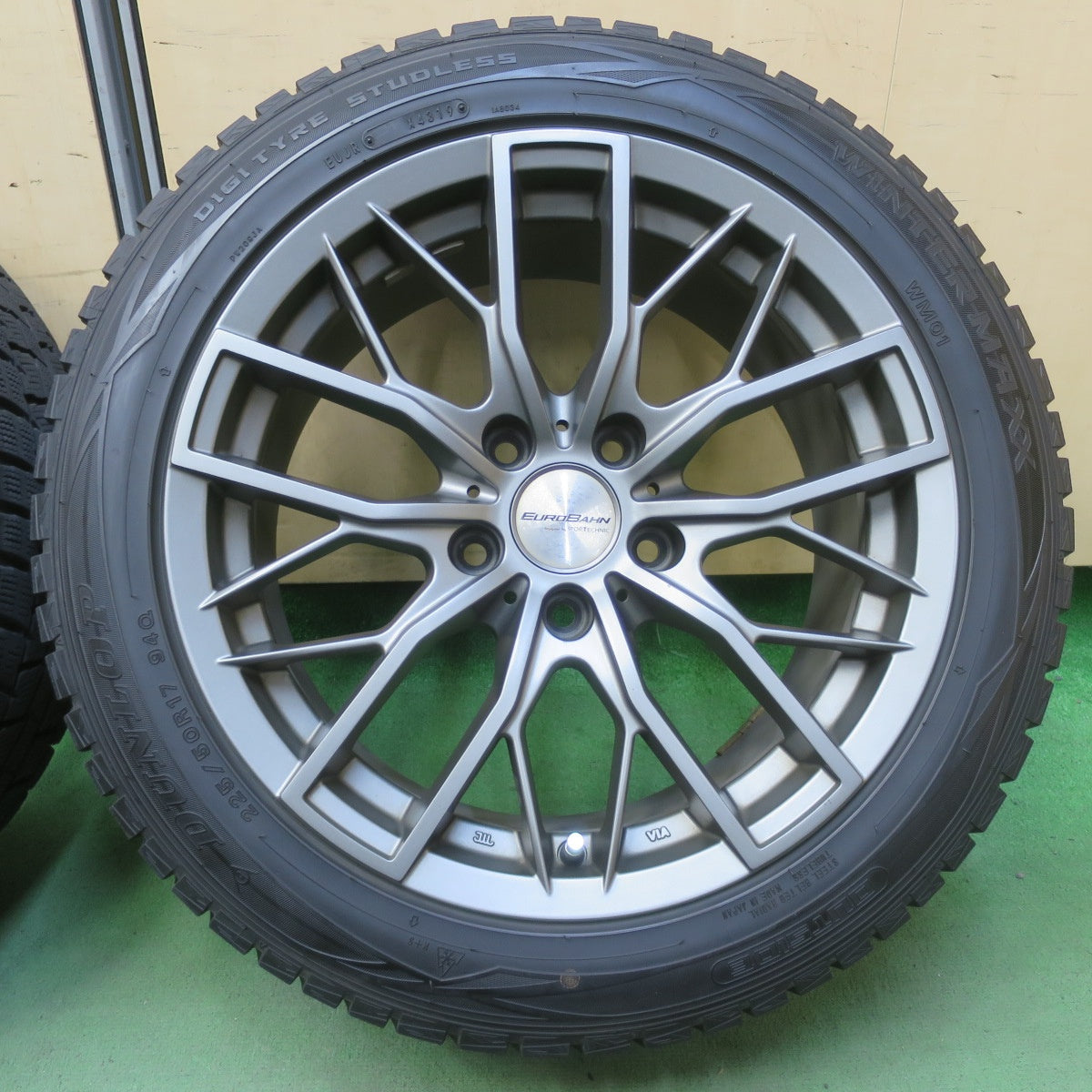 バリ溝！キレイ！8.5分★BMW 等 EUROBAHN SPORTECHNIC 225/50R17 スタッドレス ダンロップ ウインターマックス WM01 スポーツテクニック 17インチ PCD120/5H★6043015イス