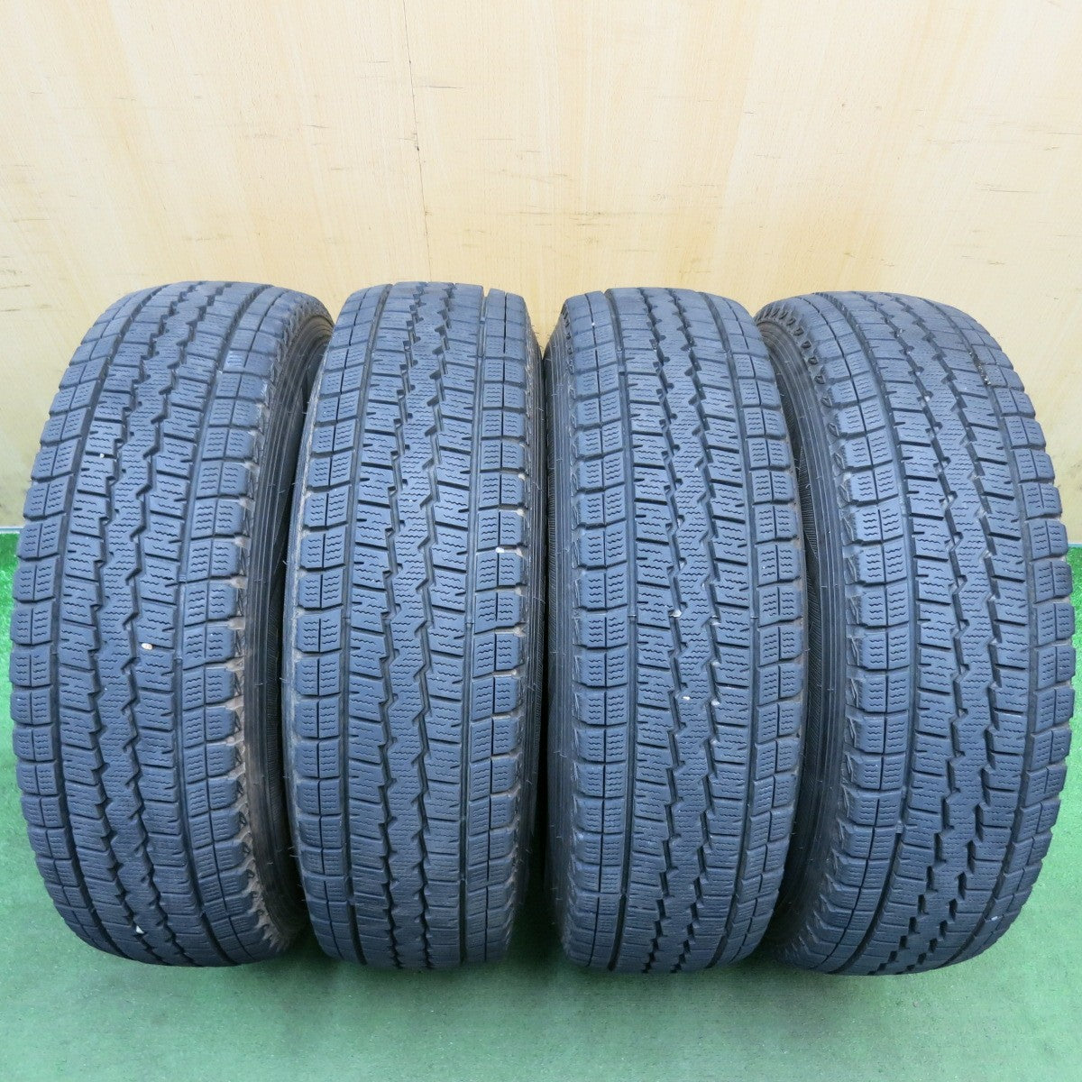 バリ溝！キレイ！9.5分◎KEELER FORCE 195/80R15 107/105L スタッドレス ダンロップ ウインターマックス SV01 キーラー フォース 15インチ PCD139.7/6H◎6090306HAス