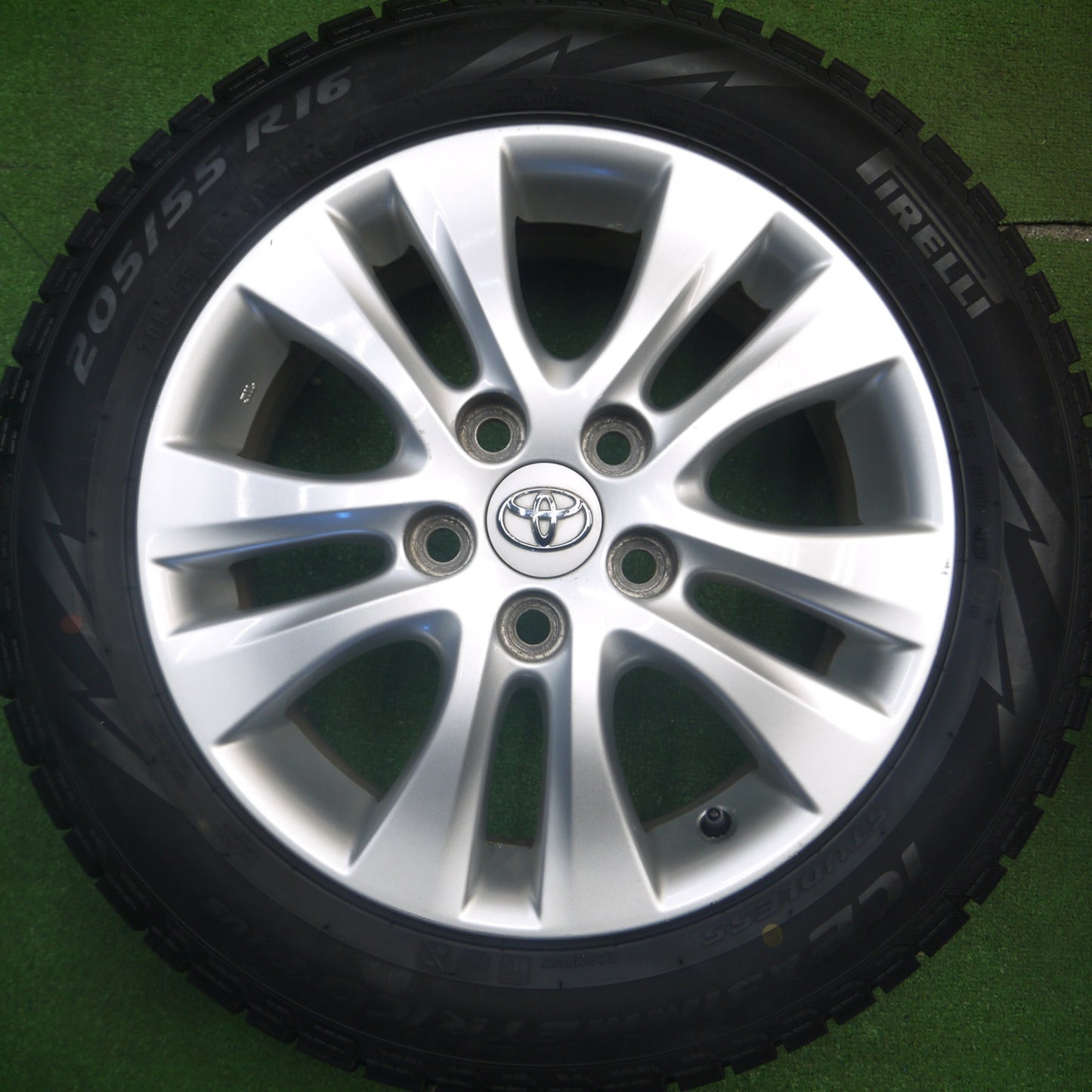[送料無料] バリ溝！ほぼ10分★トヨタ 70系 ノア ヴォクシー 純正 205/55R16 スタッドレス ピレリ アイスアシンメトリコ プラス 16インチ PCD114.3/5H★5020502Hス