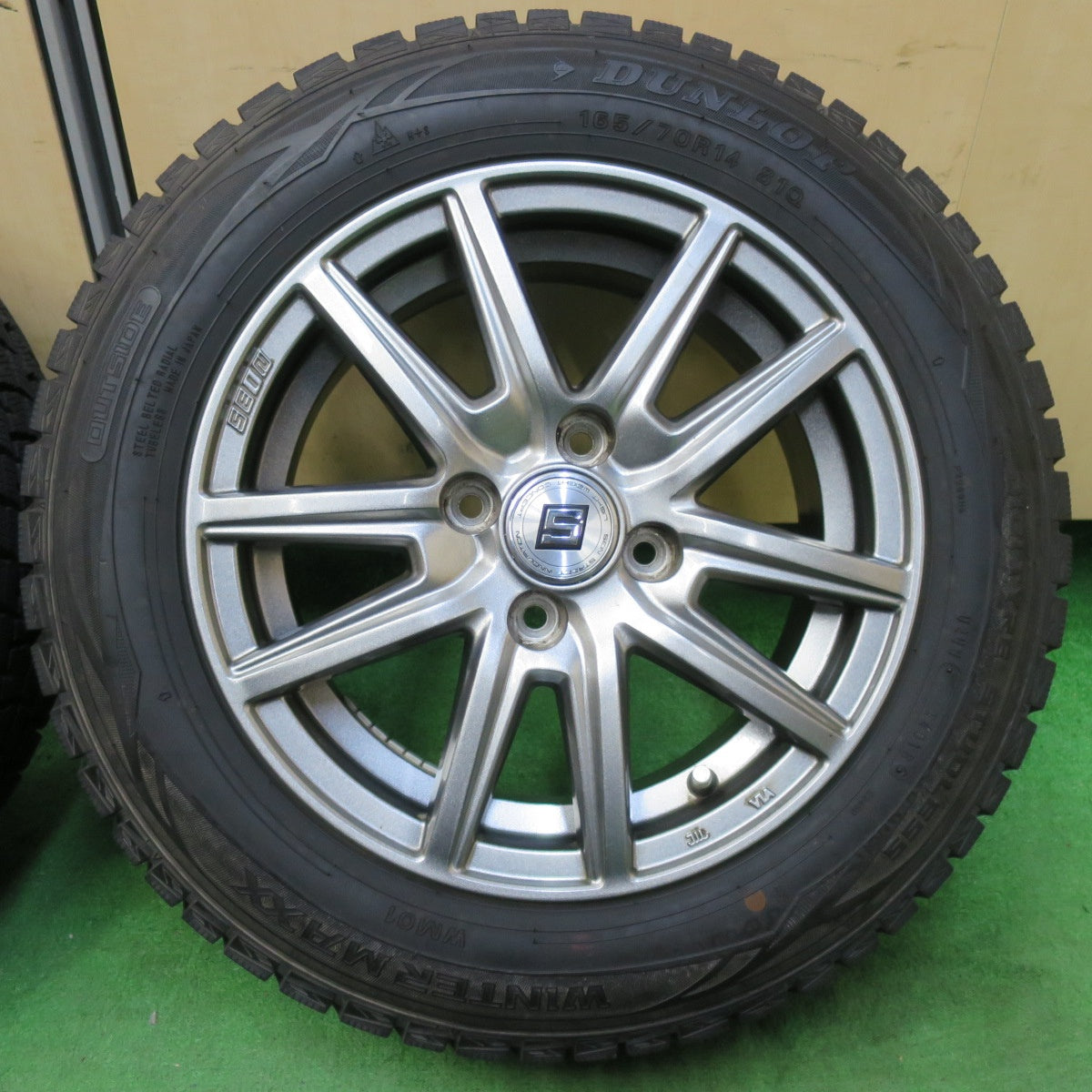[送料無料] タイヤほぼ未使用！キレイ★スタッドレス 165/70R14 ダンロップ ウインターマックス WM01 SEIN ザイン 14インチ PCD100/4H★4093011イス