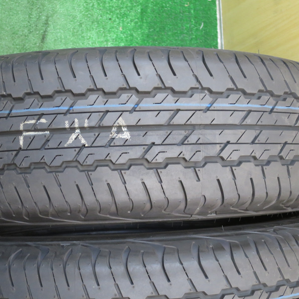 [送料無料] 新車外し！24年★195/80R15 ダンロップ AT20 グラントレック タイヤ 15インチ ジムニー シエラ ハイエース 等★5040501KKノタ