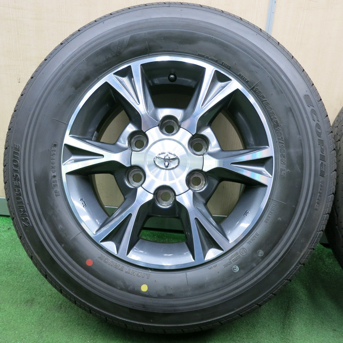 *送料無料* ほぼ新車外し！22年★トヨタ 200系 ハイエース 純正 OP 195/80R15 107/105N ブリヂストン エコピア RD613 PCD139.7/6H★4061406NJノ