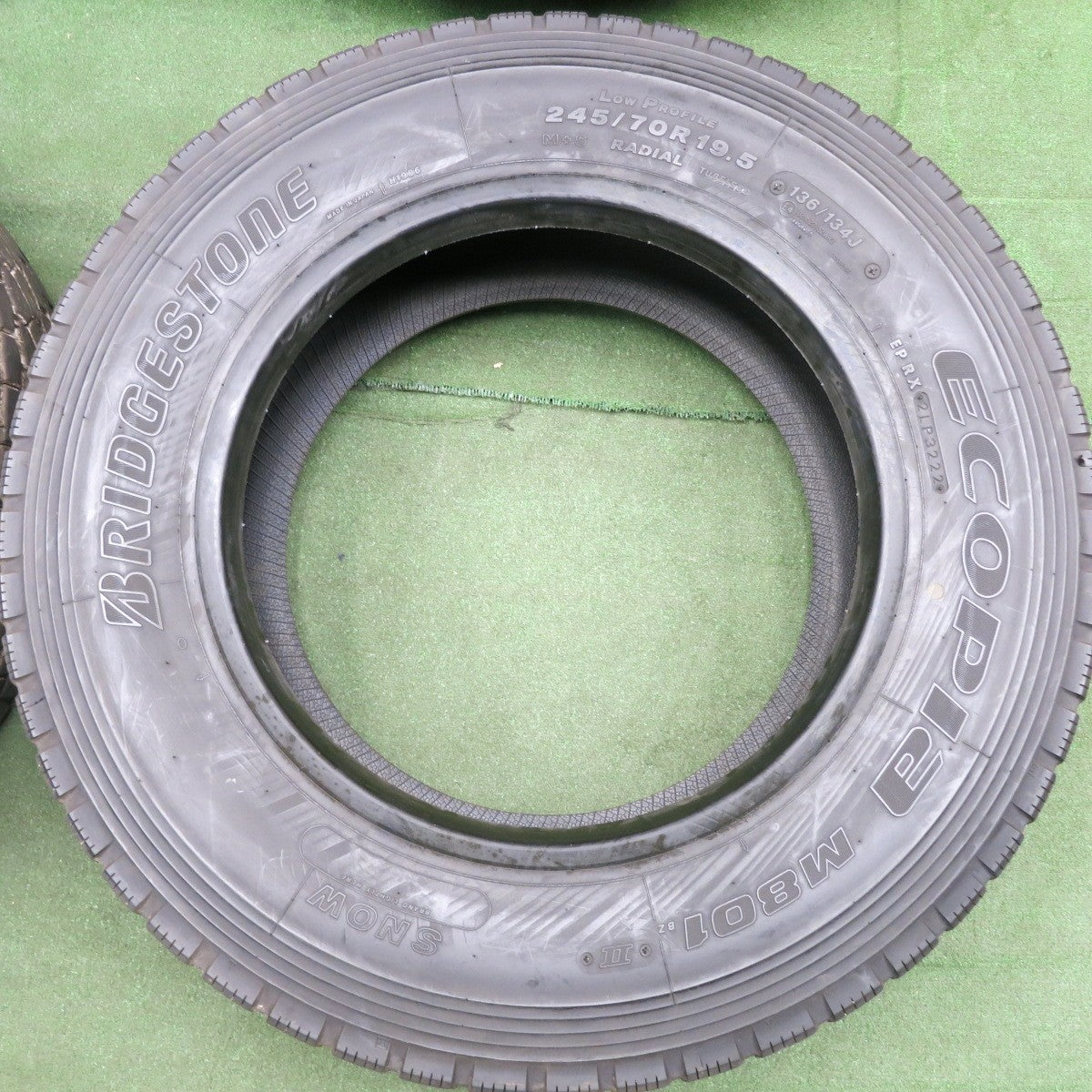 *送料無料* バリ溝！22年！9.5分★トラック タイヤ 245/70R19.5 136/134J ブリヂストン エコピア M801Ⅱ ミックス オールシーズン 19.5インチ★4071005HAノタ