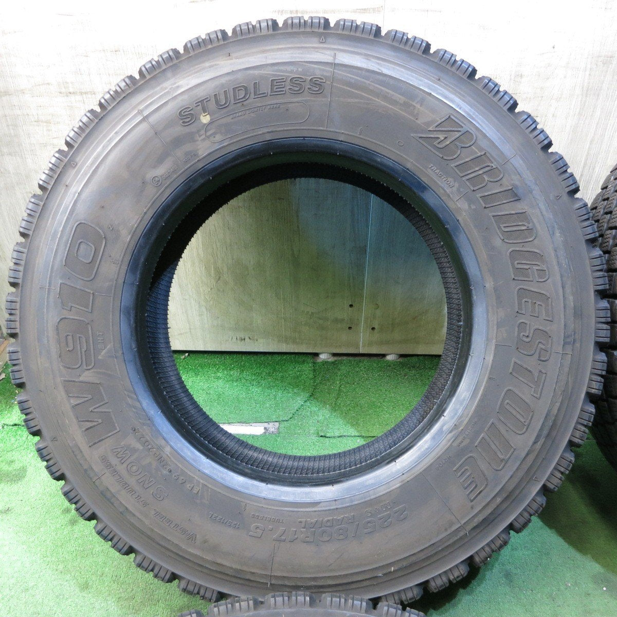 バリ溝！22年！8.5分★トラック タイヤ 225/80R17.5 123/122L スタッドレス ブリヂストン W910 17.5インチ★4021402クスタ
