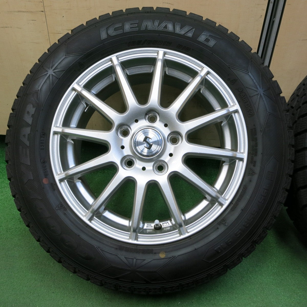 中古バリ溝グッドイヤースタッドレスセット195/60R17 ライズ、ロッキー