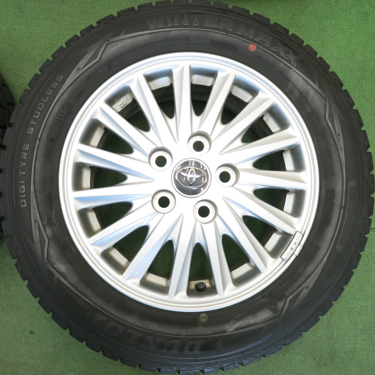 バリ溝！キレイ！9分★トヨタ 80系 ノア ヴォクシー 純正 195/65R15 スタッドレス ダンロップ ウインターマックス WM01 15インチ PCD114.3/5H★6052402HAス