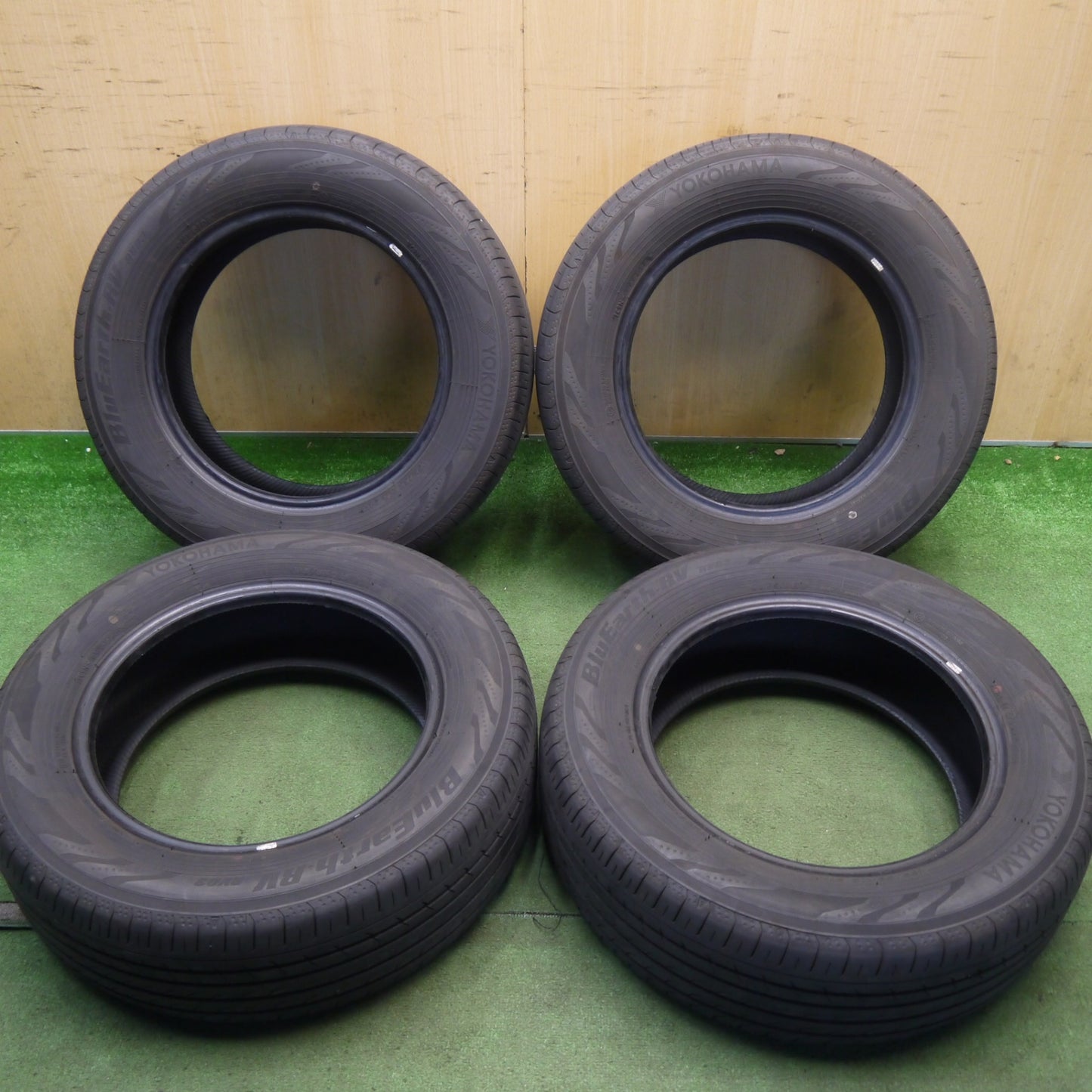 バリ溝！24年！9.5分★195/65R15 ヨコハマ BluEarth-RV RV03 ブルーアース 15インチ タイヤ プリウス ノア ヴォクシー ステップワゴン 等★6060208Hノ