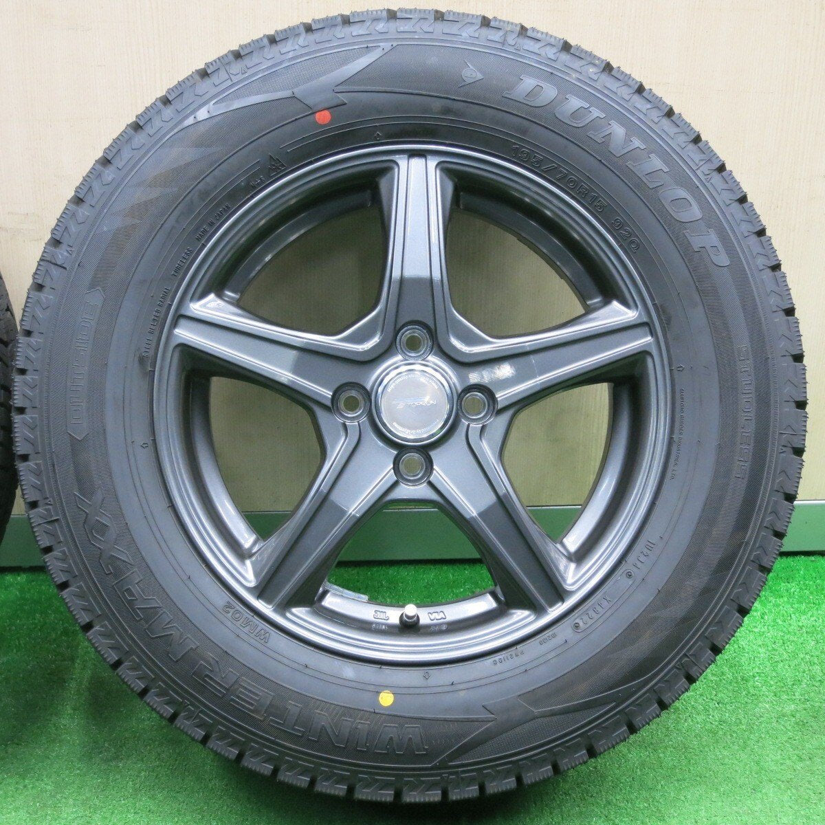 バリ溝！22年！キレイ！9.5分以上★スタッドレス 195/70R15 ダンロップ ウインターマックス WM02 TOPRUN トップラン 15インチ PCD100/4H★4112206NJス