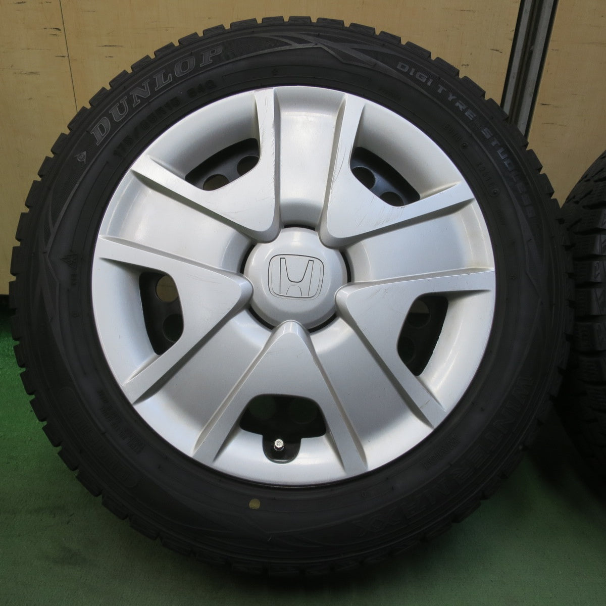 バリ溝！8.5分★ホンダ フィット 純正 スチール 175/65R15 スタッドレス ダンロップ ウインターマックス WM01 15インチ PCD100/4H★6043020イス