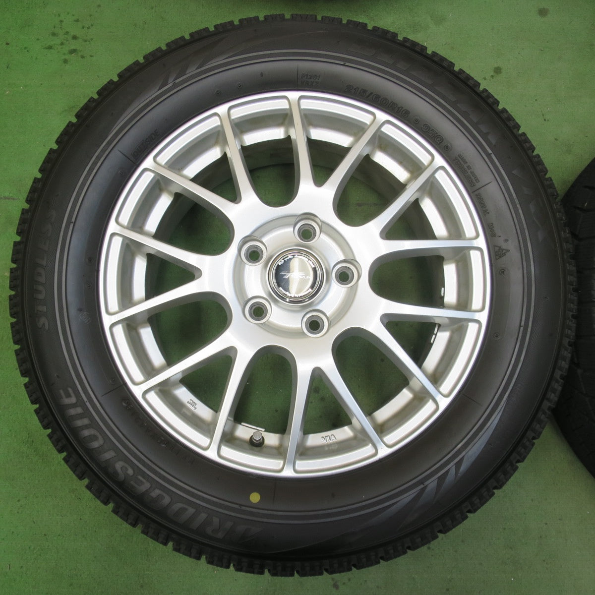 バリ溝！8.5分★スタッドレス 215/60R16 ブリヂストン ブリザック VRX TOPRUN トップラン 16インチ PCD114.3/5H★6011601イス